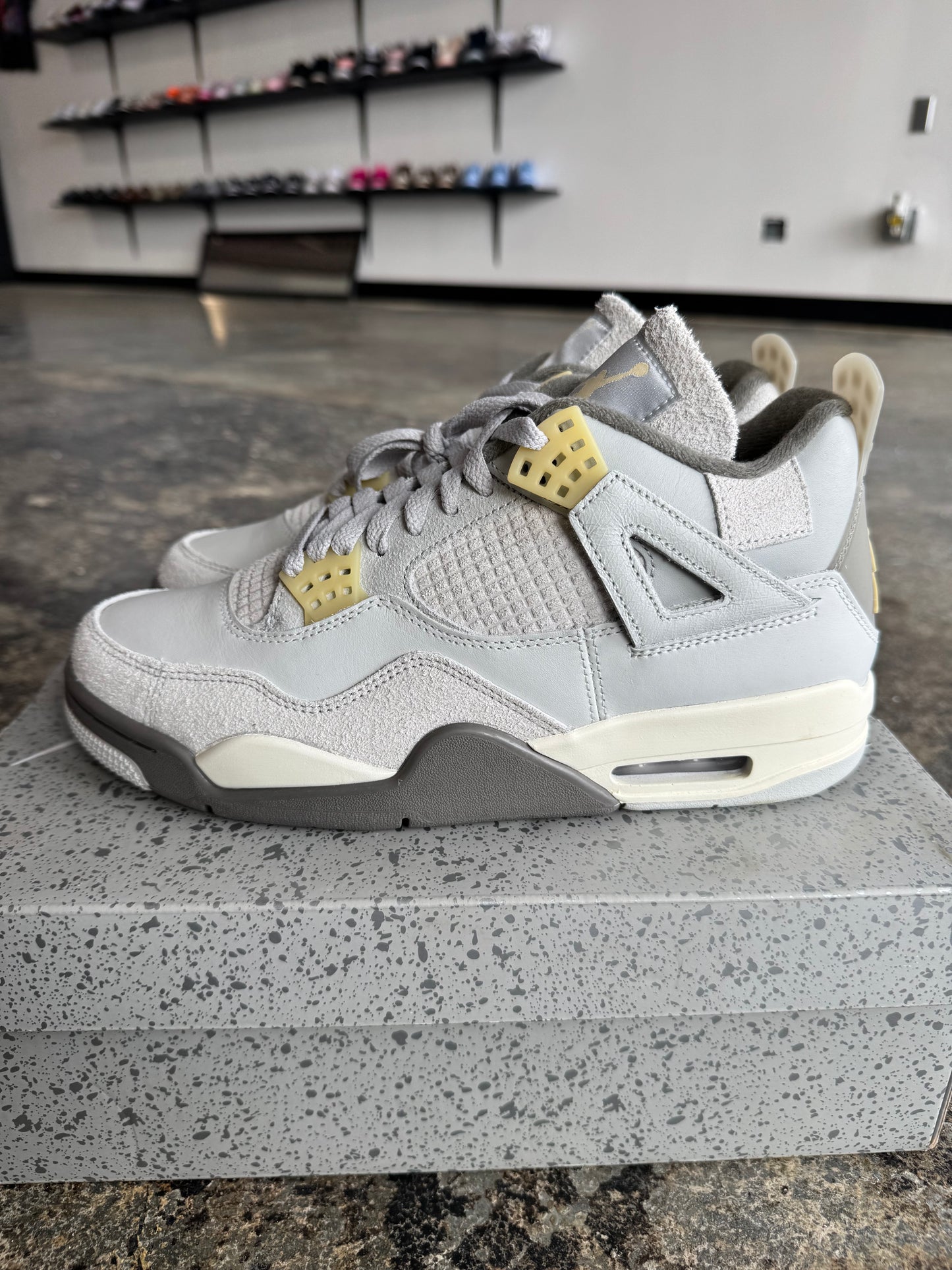AIR JORDAN 4 RETRO “CRAFT PHOTON DUST”